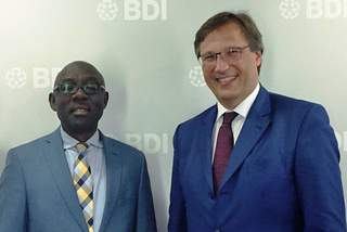 EABC-Präsident Dennis Karera und Stefan Mair beim EABC-Frühstück Dennis Karera (EABC-Präsident) und Stefan Mair (Mitglied der BDI-Hauptgeschäftsführung), März 2016