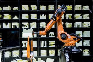 Roboterarm reicht Objekt