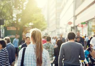 Menschen gehen auf der Straße