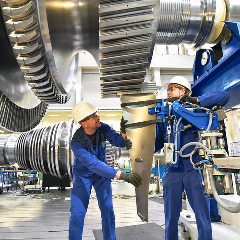 Techniker im Maschinenbau montieren eine Gasturbine für die Energiewirtschaft 