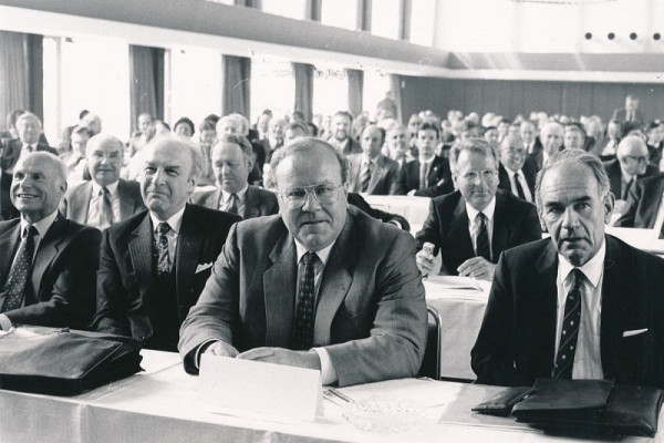 Hans Joachim Langmann (zweiter von links in der ersten Reihe) beim BDI-Mittelstandstag am 6. Mai 1985. In der ersten Reihe außerdem v. l.: BDI-Hauptgeschäftsführer Siegfried Mann, Bundeswirtschaftsminister Martin Bangemann sowie Hans Martin Wälzholz-Junius, Vorsitzender des BDI-Mittelstandsausschusses.