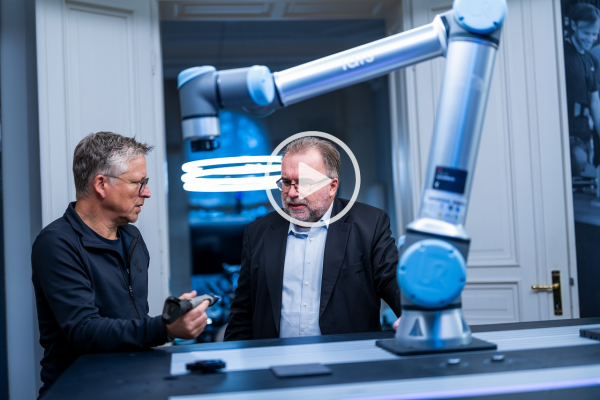 Bernd Heinrichs, Co-CEO Wandelsbots und BDI-Präsident Siegfried Russwurm an der Robotik (v.l.)